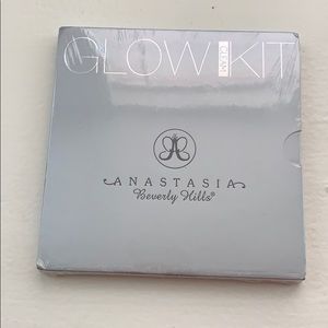 New Anastasia glow gleam kit